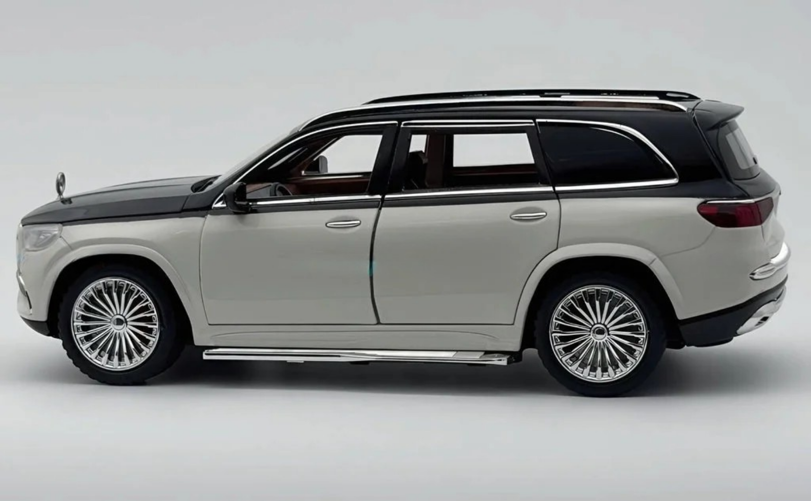 246.png Mercedes-Benz Maybach GLS600 1:18 diecast scale model car - Big Size - Image 1