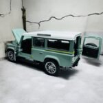 Classic Land Rover Defender 110 1:24 diecast scale model car collectible | Assorted Colors - Image 2