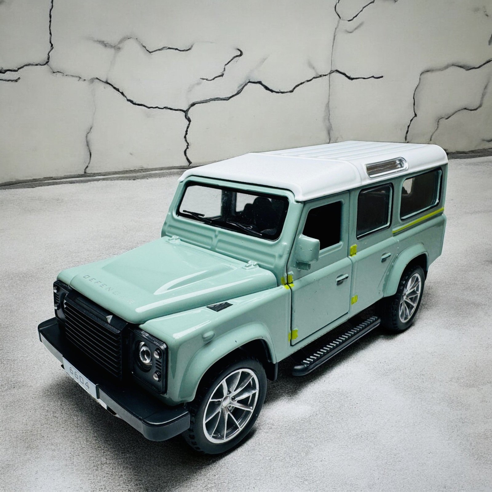 c7652b12-ccf4-4b58-bc5b-e1218c8d5e3e-Photoroom.jpg Classic Land Rover Defender 110 1:24 diecast scale model car collectible | Assorted Colors - Image 1