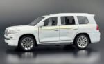 Toyota Land Cruiser LC200 1:24  diecast Scale Model | Assorted Colors - Image 5